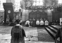 129827 Afbeelding van de inwijding van aartsbisschop mgr. J.H.G. Jansen (geheel links) in de Kerk van O.L. Vrouw ten ...